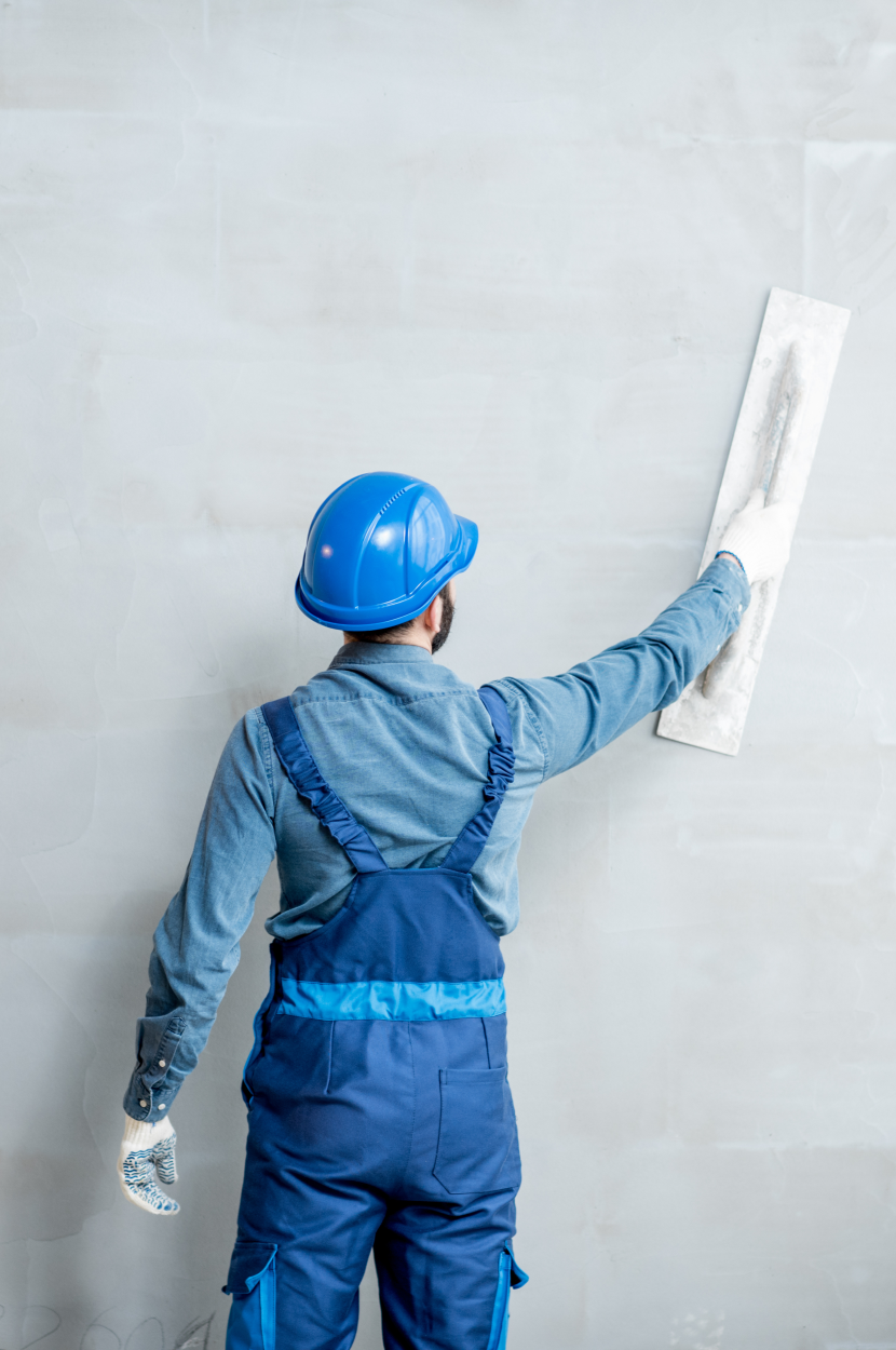 防災設備の点検作業を行うスタッフ